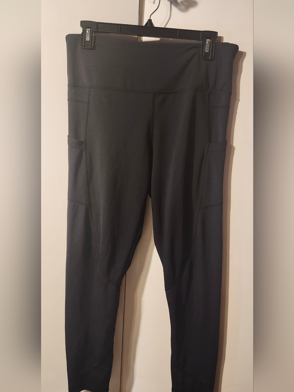 High-Rise Black Performance Leggings with Side Pockets